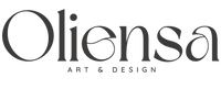 Logo marki Oliensa – nowoczesna luksusowa identyfikacja, symbol elegancji i ponadczasowego designu. Przerwany okrąg symbolizuje otwartość marki na innowacje, natomiast abstrakcyjny płomień to symbol połączenia z tradycją i naturalnymi materiałami. Szare, sam napis