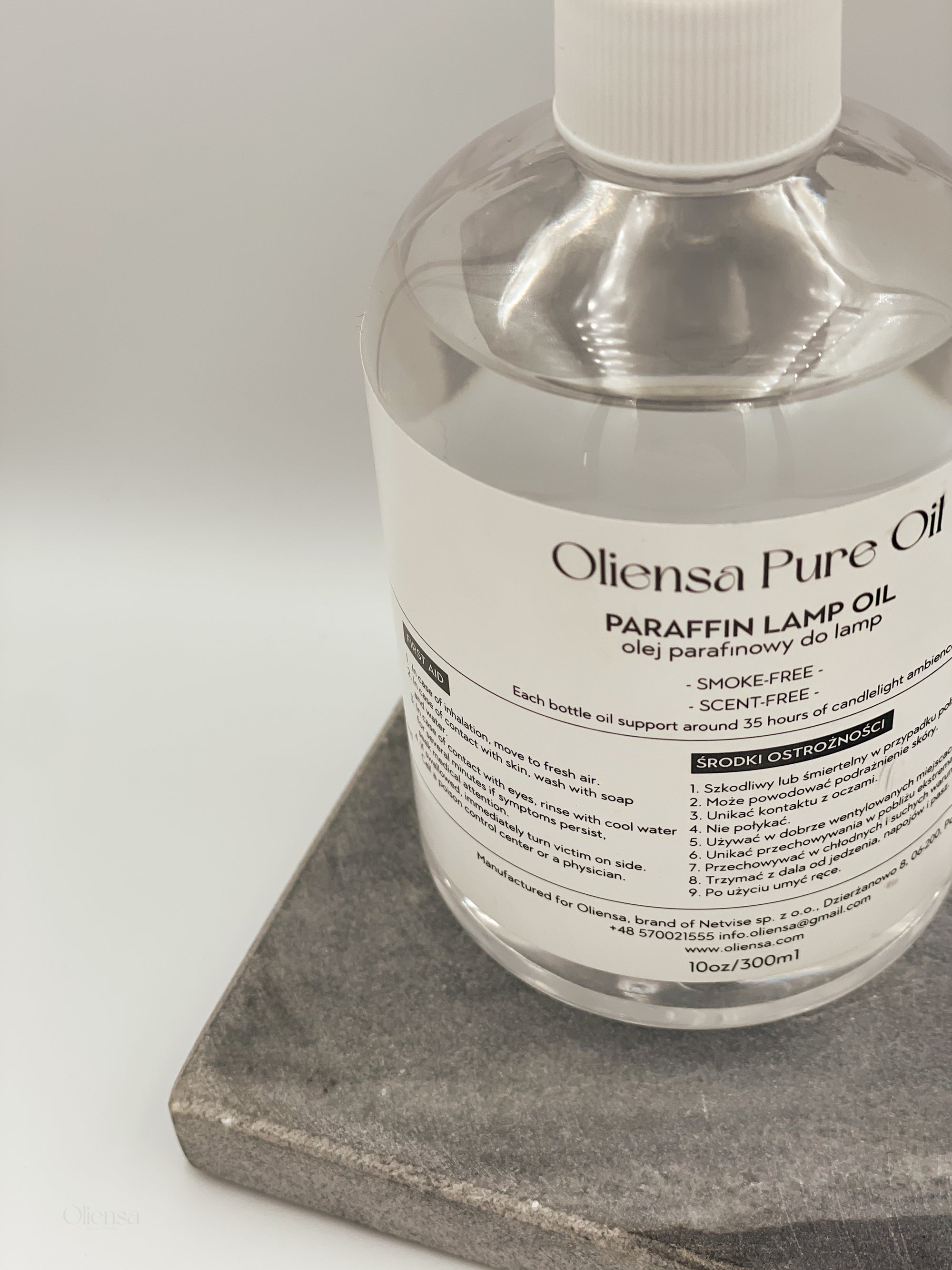 Zdjęcie produktowe, packshot krystalicznego oleju mineralnego Oliensa Pure Oil